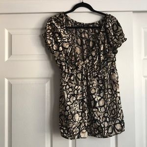 Super cute AGB  print top with a v neck.